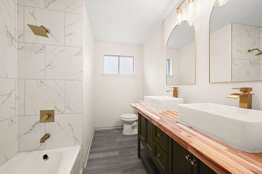 Building Photo - 9556 Fairway Dr