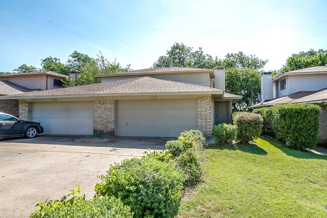 Building Photo - One side of 2 story duplex available-  3 b...