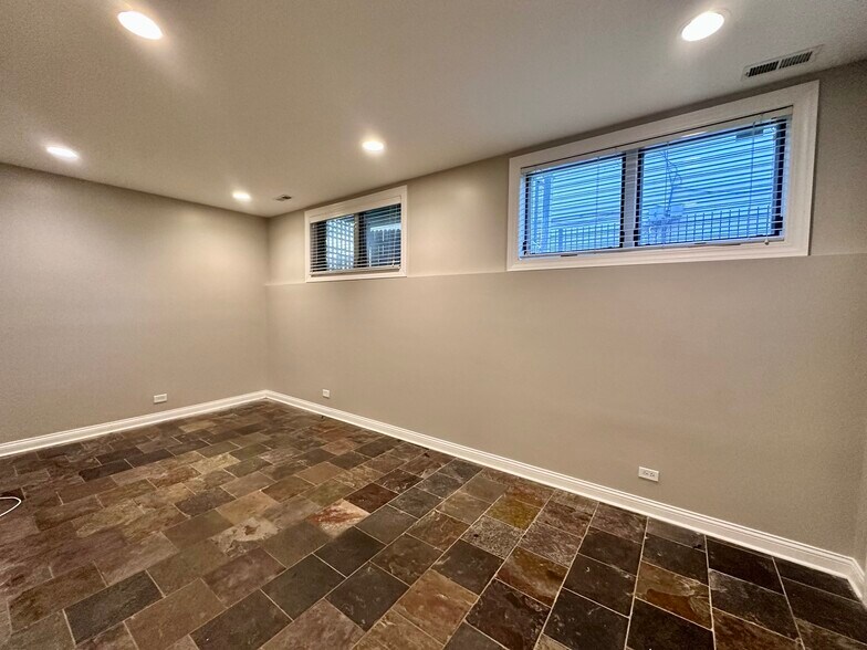 4th br - 3122 N Paulina St