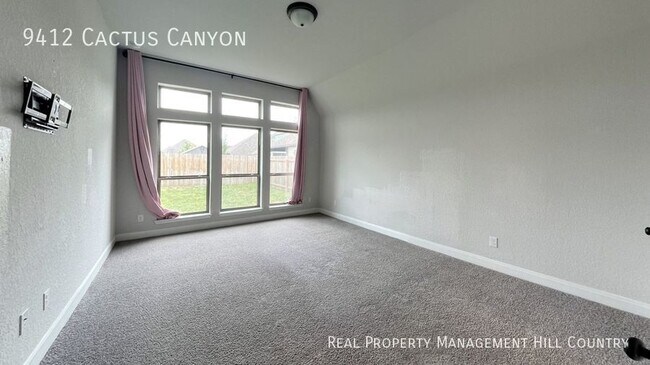 Building Photo - Spacious 4 bedroom with open layout!