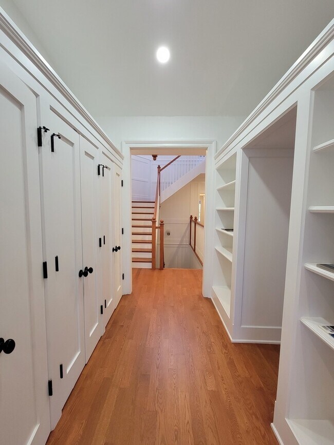 Building Photo - 746 W Belden Ave
