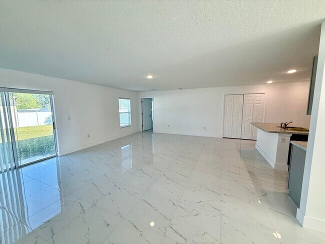 Building Photo - 205 SW Chelsea Terrace