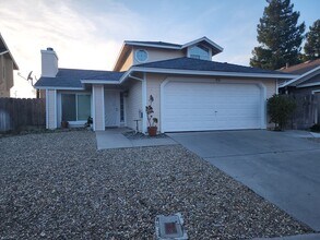 Building Photo - 3 Bedroom 2 Bath in HOA Community with Community Pool- Oxford Place neighborhood! Small Pets Welc...