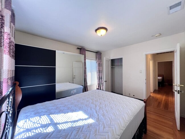 Building Photo - $1,000 OFF FIRST MONTH'S RENT!!!! Cozy 3 BD/2 BATH Single Family Home With 2 Floors Located in Al...