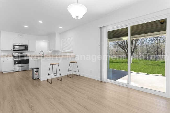 Building Photo - 512 Livingston Dr