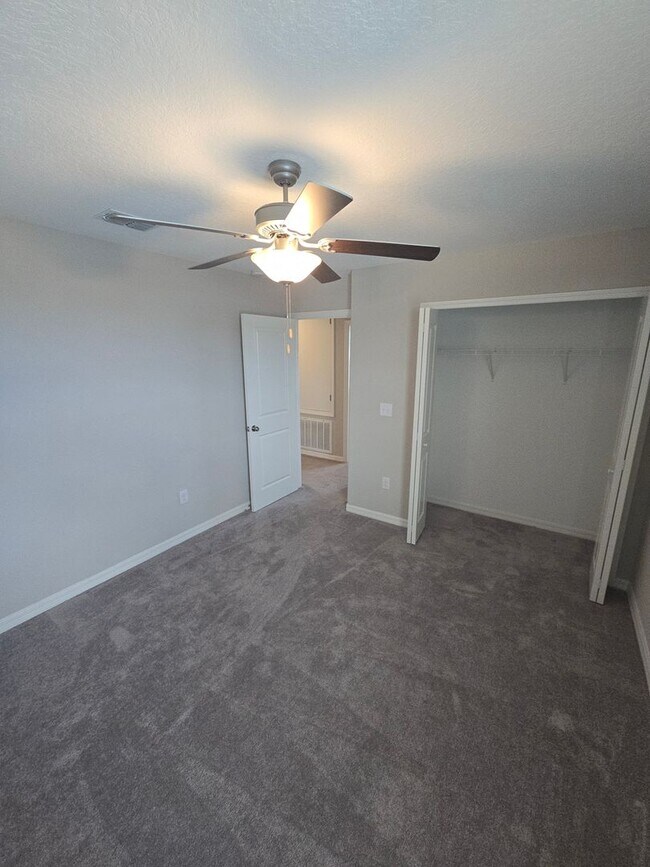 Building Photo - Gorgeous 5-Bedroom, 2.5-Bathroom Home in Riverview