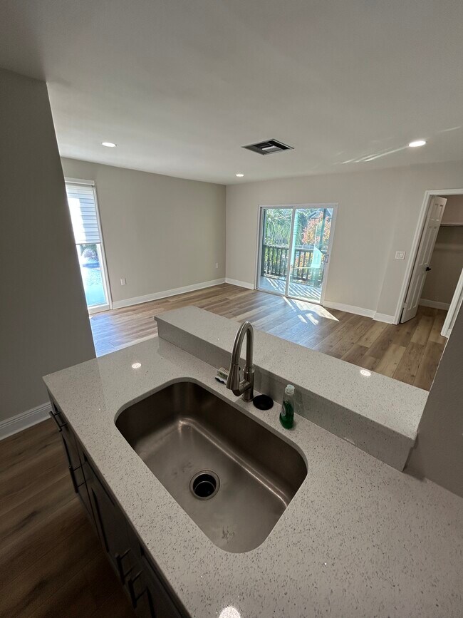 Building Photo - 3848 N Lake Dr