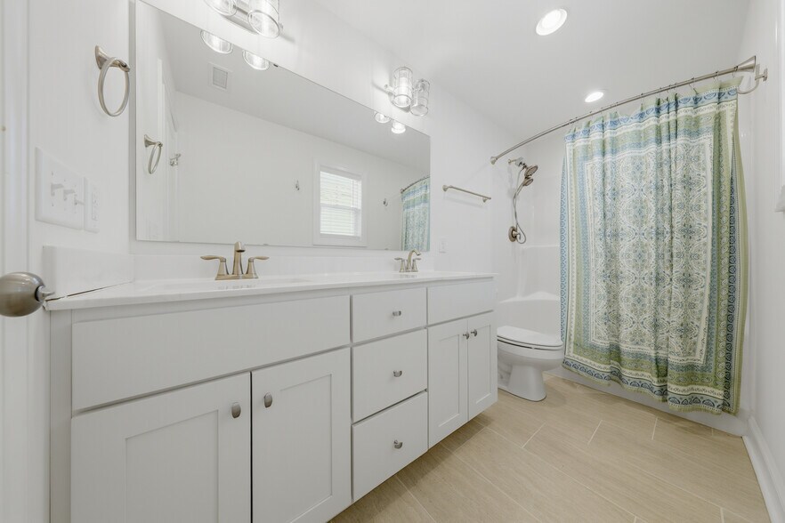Building Photo - 4744 Siddons Dr