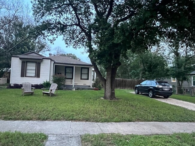 Building Photo - 210 W Meadowlane Dr