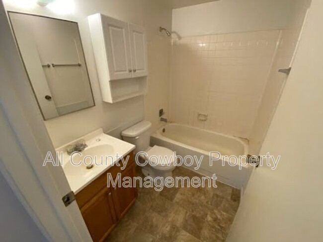 Building Photo - 527 Spring Creek Dr
