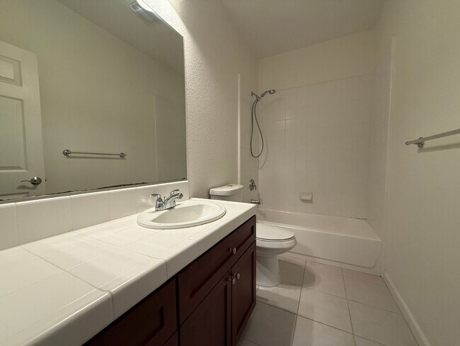 Building Photo - Beautiful and Modern 3 Bedroom 2.5 Bath Townhome in Montecito Vista Area