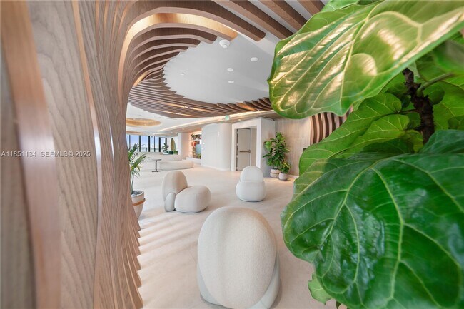 Building Photo - 700 NE 24th St