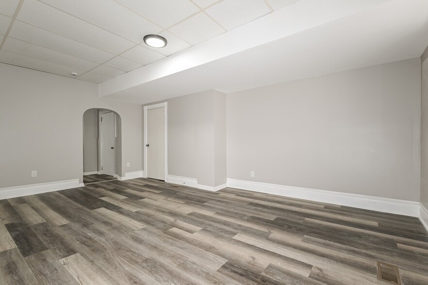 Building Photo - 1009 Woods Run Ave