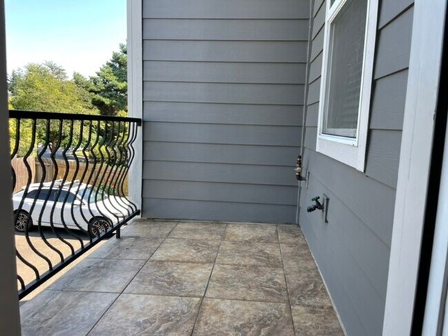 Building Photo - Happy Valley Townhome! 2Bed + Den/Office w/ 2.5 Bath ~ Garage, Washer/Dryer ~ Convenient to PDX A...