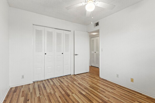 Building Photo - 1507 SE Royal Green Cir