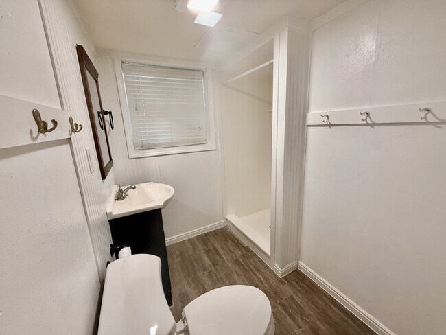 Building Photo - 1021 N 925 E St