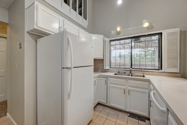Building Photo - $2,495 2 Bed, 2 Bath Townhome in Aurora wi...