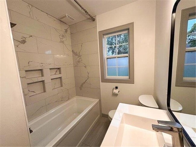 Building Photo - 2836 Dakota Ave S