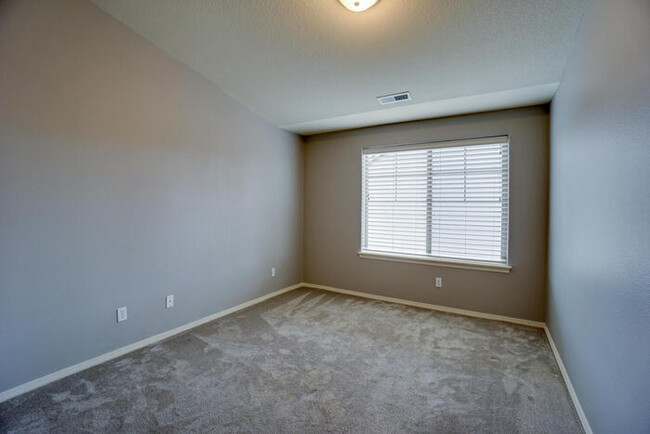 Building Photo - THREE BEDROOM TOWNHOME IN HAZEL DELL