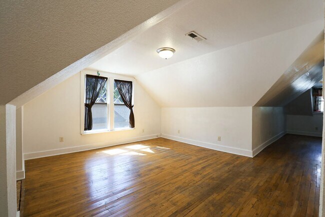 Building Photo - 605 Mathews St