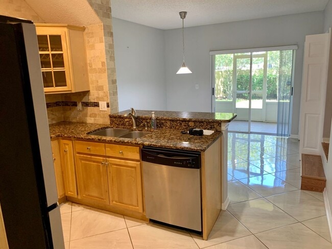 Building Photo - SPACIOUS, BEAUTIFUL 3 BEDROOM 2.5 BATH TOW...