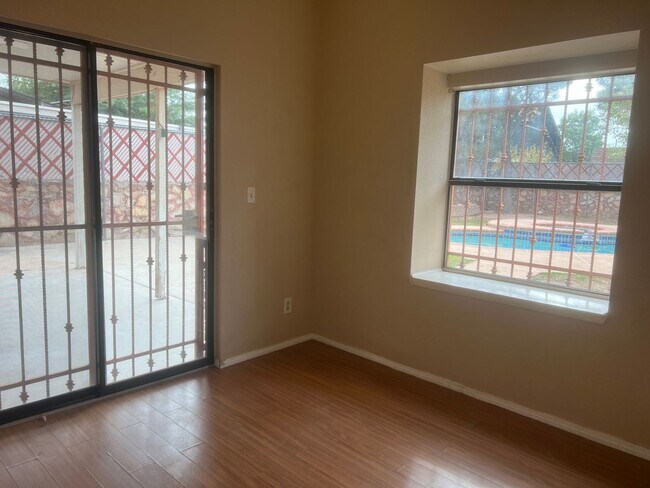 Building Photo - Incredible 4 bedroom, 2 1/2 bath home in East El Paso!!