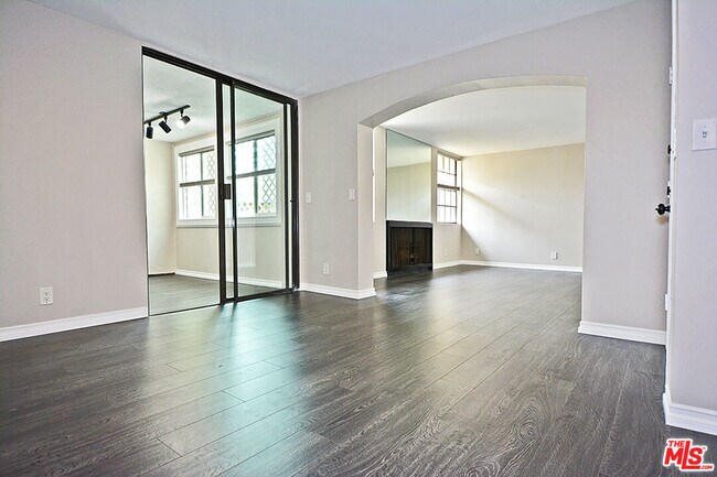 Building Photo - 750 Kings Rd