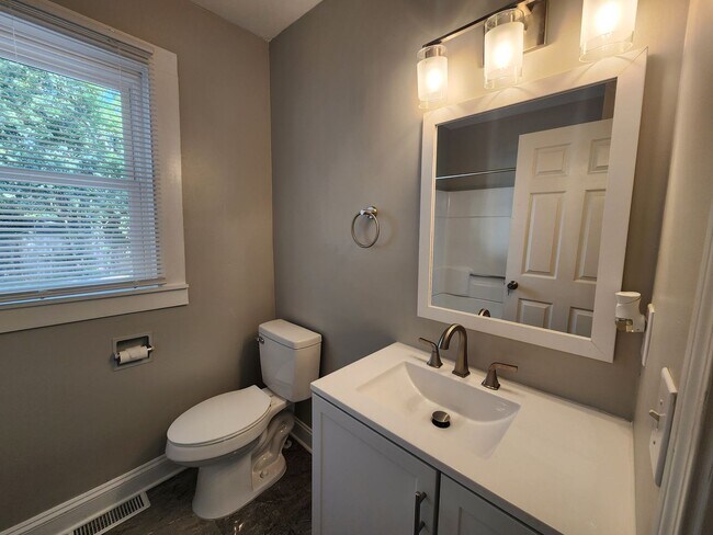 Building Photo - 4 Bedroom, 3 Bath Ranch in the heart of Monroe