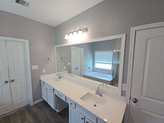 Building Photo - 14114 Little River Dr