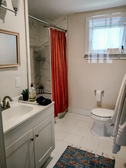 Building Photo - 567 Main St