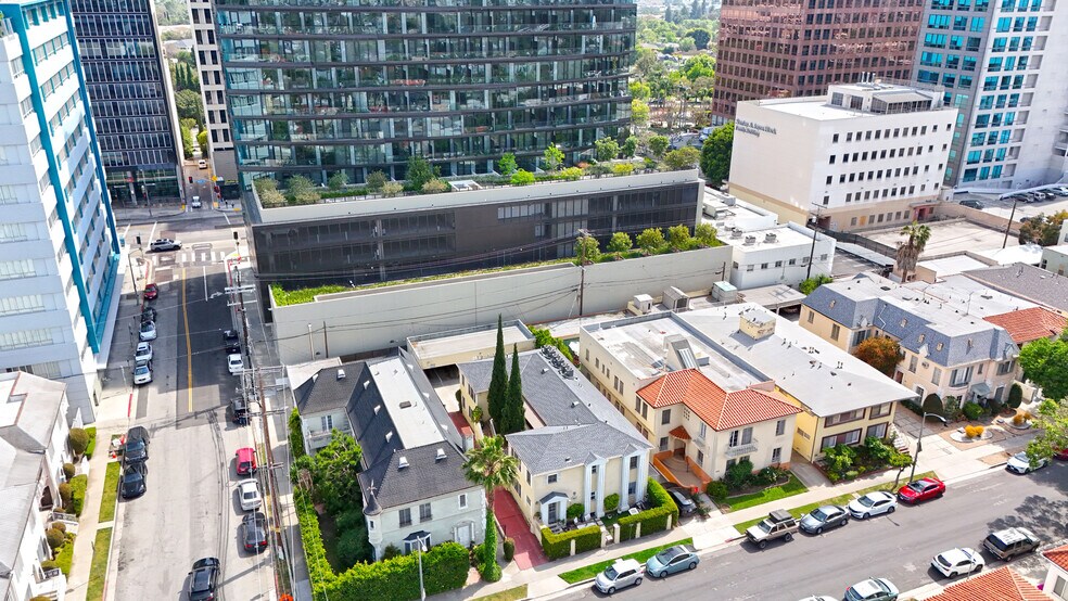 Building Photo - 657 S La Jolla Ave