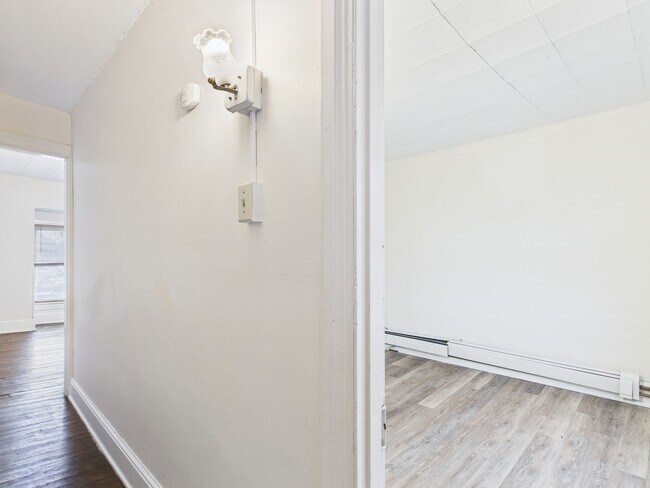 Building Photo - 735 N George St