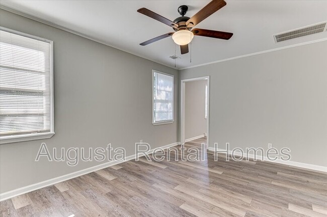 Building Photo - 2128 Roosevelt Dr