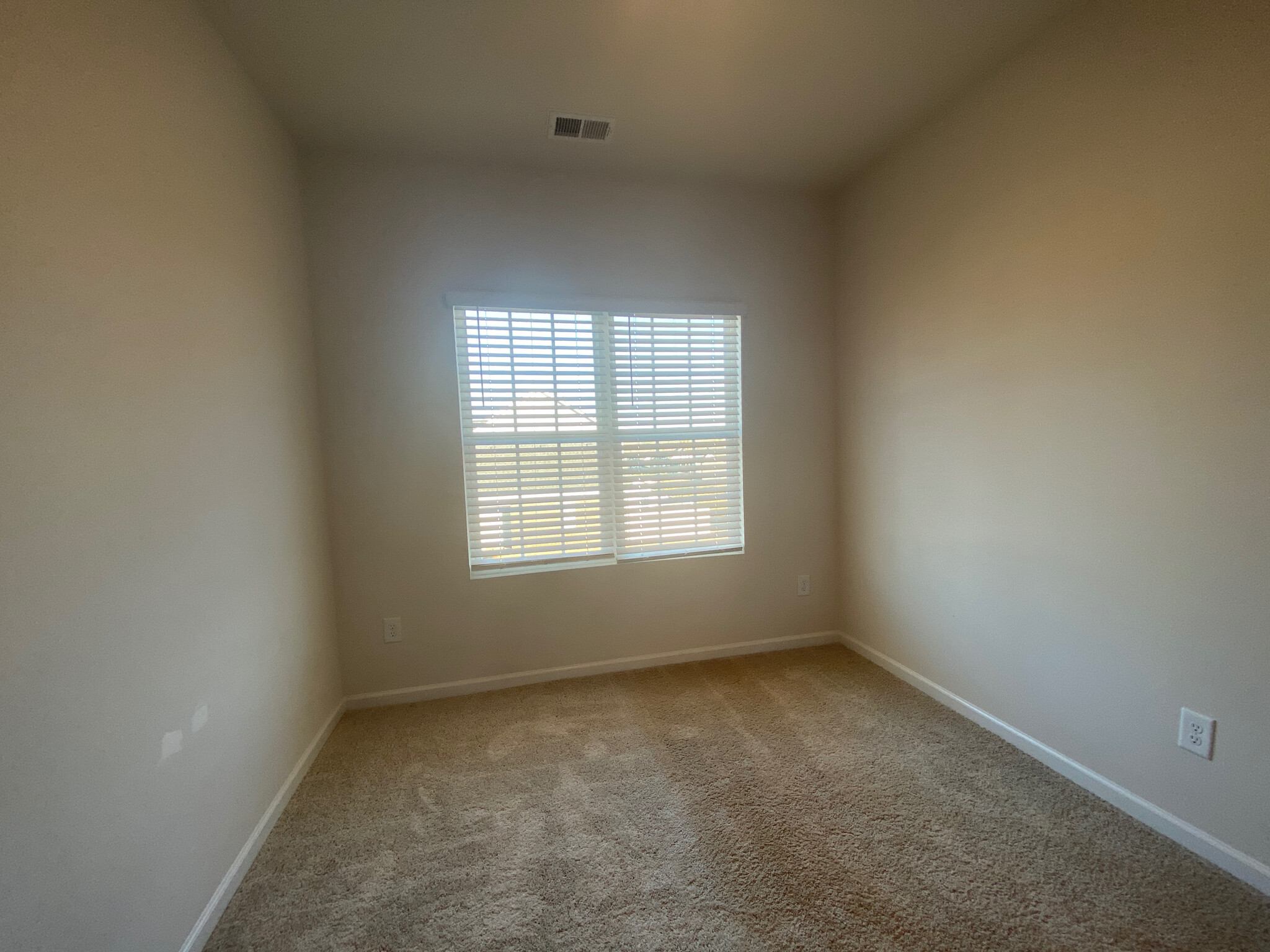 Building Photo - Room in Townhome on Johns Walk Way