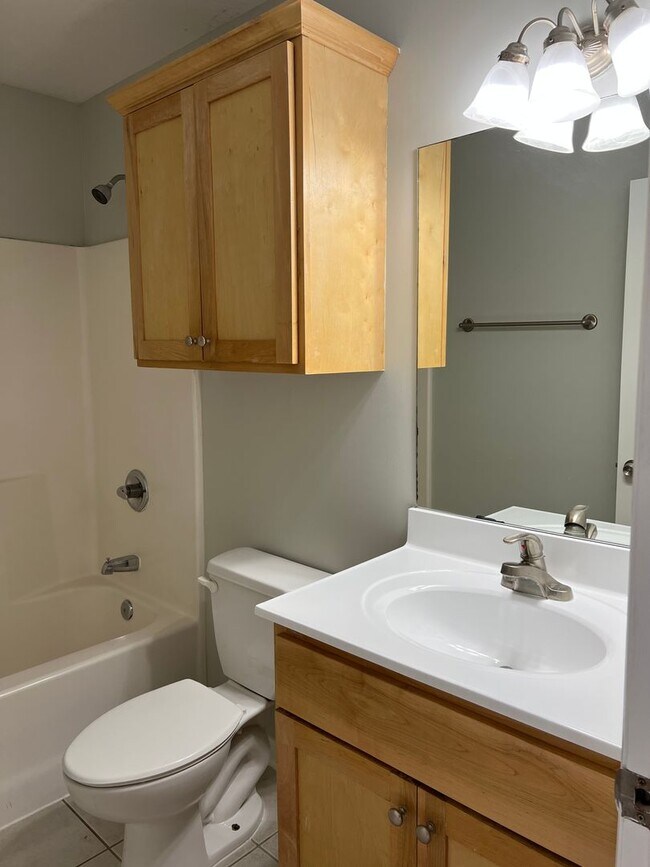 Building Photo - Red Bank Townhome
