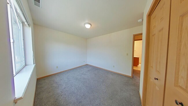 Building Photo - Gorgeous 2 Bedroom 1 Bathroom Townhouse St...