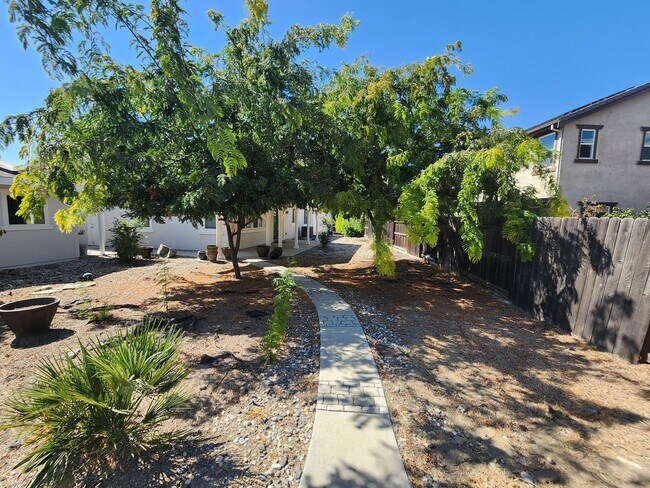 Building Photo - Inviting and Warm 3 Bedroom 2 Bath Home in Newman CA