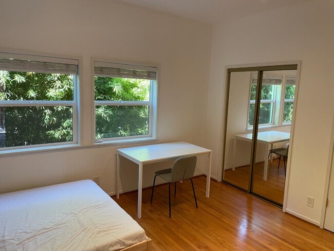 Building Photo - 955 Hyperion Ave