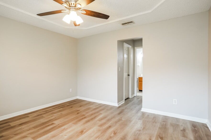 Building Photo - 2643 Pinewood Blvd E