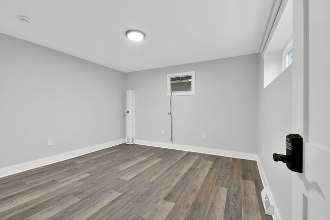 Building Photo - Freshly Renovated Duplex. Upstairs and Downstairs Units Available Now. Schedule a Schedule Today!