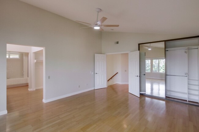 Building Photo - *$250 MOVE-IN DISCOUNT* Light and Bright B...