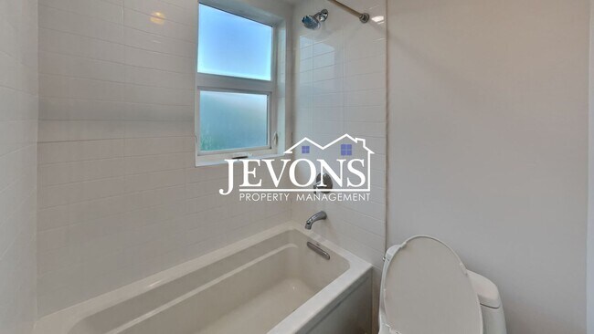 Building Photo - 5BR/4.5BA House in Seattle -- Available Now!