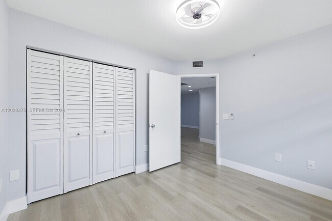 Building Photo - 550 SW 138th Ave