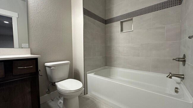 Building Photo - Great Townhouse in Windsor