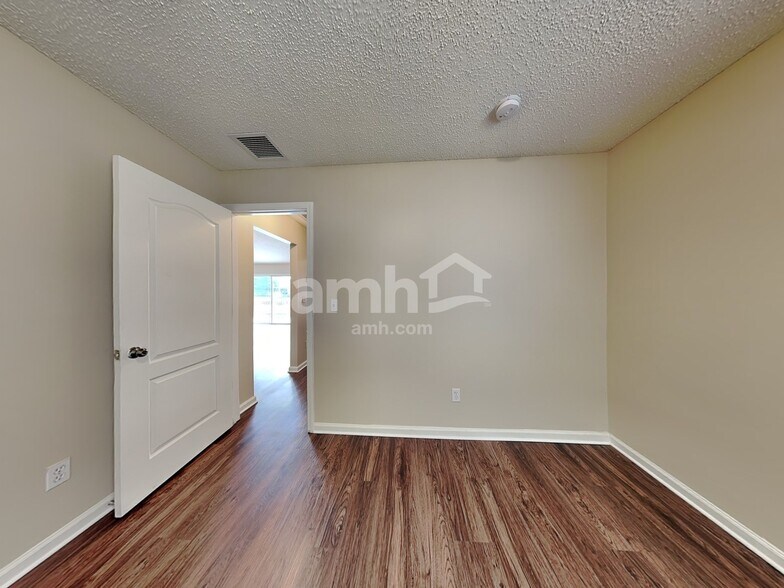 Building Photo - 14131 Crestwick Dr E