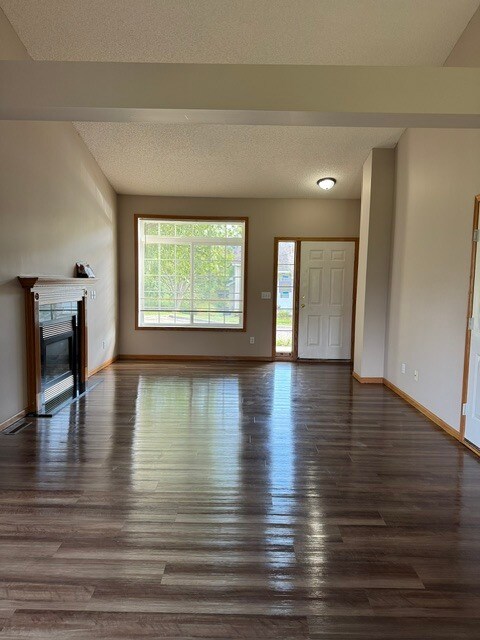 Building Photo - 402 Creekside Dr