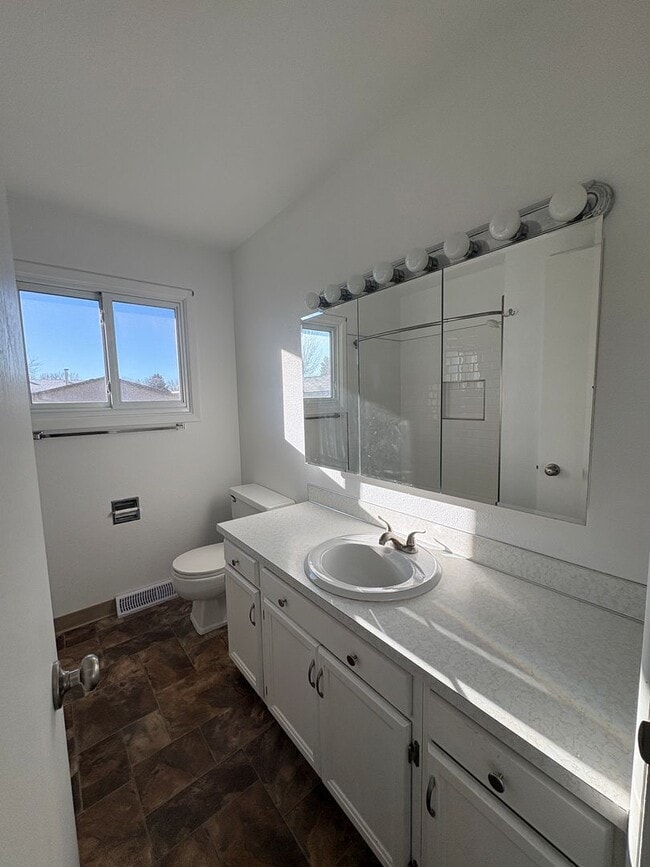 Building Photo - 3 bedroom 2 bathroom house