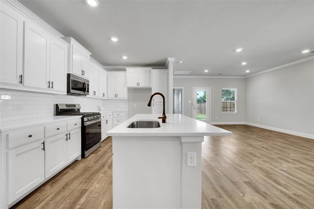 Building Photo - 260 Lakeside Dr