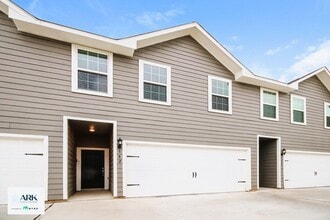 Building Photo - 560 Solomon Ln