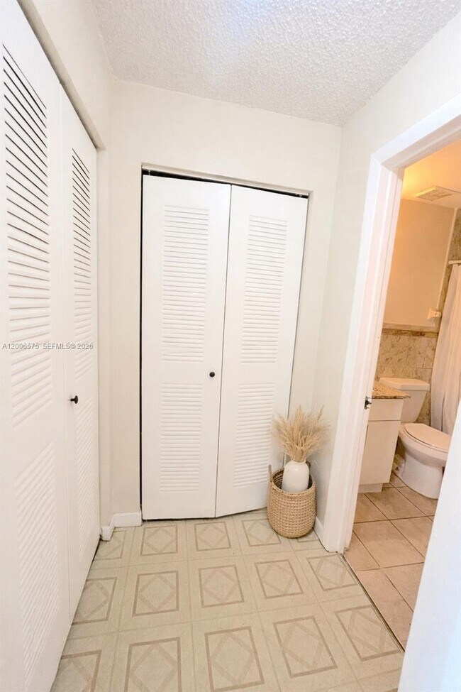 Building Photo - 8870 Fontainebleau Blvd